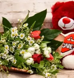 סידור פרחים עם דובי